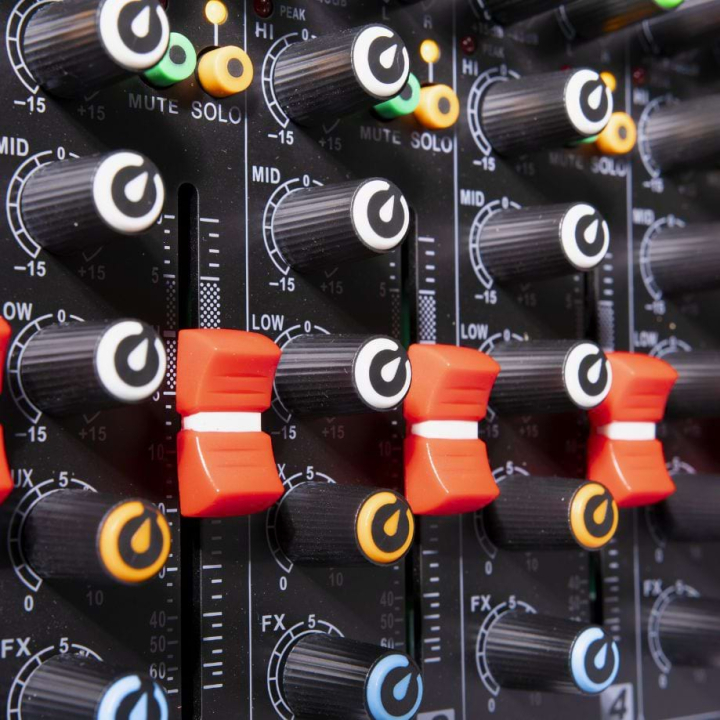 3U rack-mountable multimedia mixer