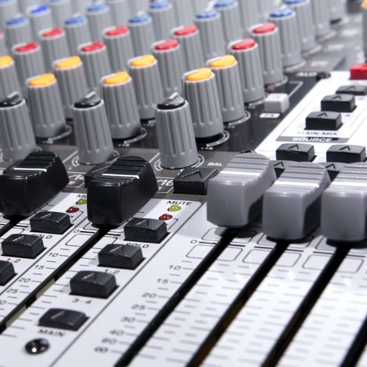 LA-MIX2404 - Table de mixage multimédia 24 canaux - Face avant zoom bas